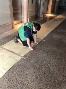 台北市松山區搬運前貼防護面材保護大樓石材地板